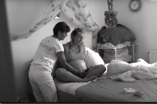 Video: Porod s dulou v porodním domě ve Freibergu